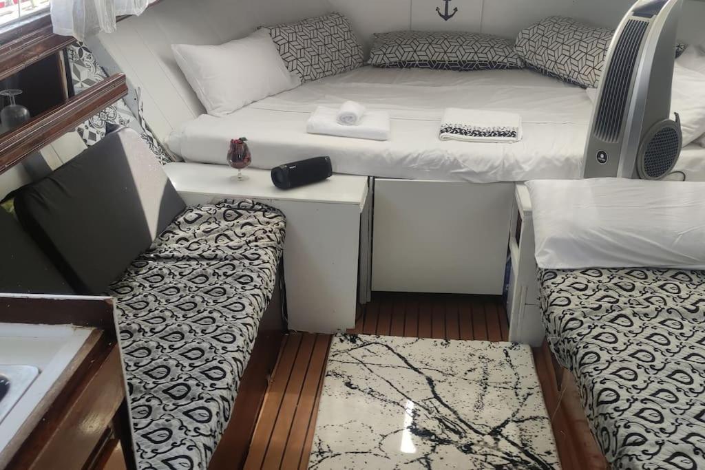 Precioso Barco En Barcelona Hotel Badalona Kültér fotó